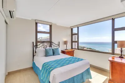 Photo 5 - 37th Floor Condo with Sweeping Ocean Views & Free parking!