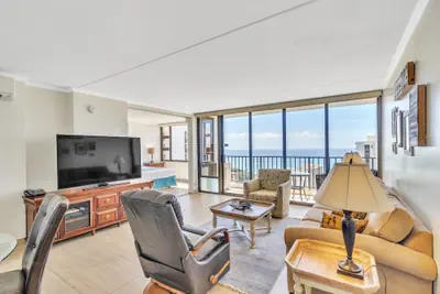 Photo 2 - 37th Floor Condo with Sweeping Ocean Views & Free parking!