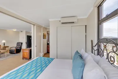 Photo 4 - 37th Floor Condo with Sweeping Ocean Views & Free parking!