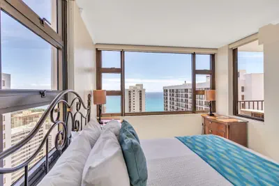 Photo 3 - 37th Floor Condo with Sweeping Ocean Views & Free parking!