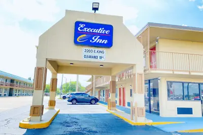 Photo 2 - Executive Inn Kingsville