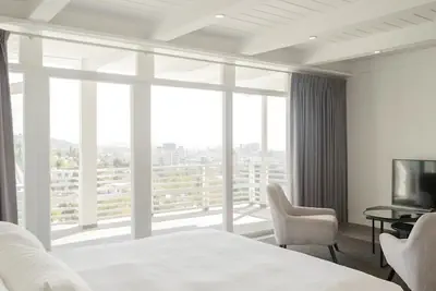 Photo 5 - Hollywood Hills Hotel