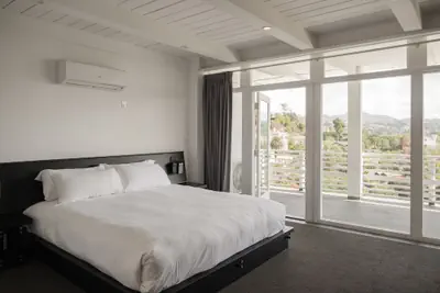 Photo 4 - Hollywood Hills Hotel