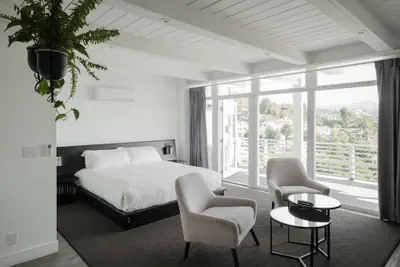 Photo 3 - Hollywood Hills Hotel