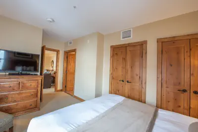 Photo 4 - Comfortable 1 Bedroom Slopeside Condo - No Cleaning Fee! by RedAwning