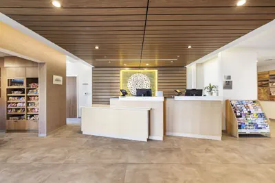 Photo 3 - Fairfield by Marriott Inn & Suites San Francisco Airport Oyster Point Area