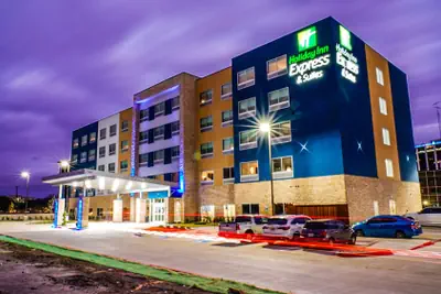 Photo 2 - Holiday Inn Express & Suites Dallas Central Market Center by IHG