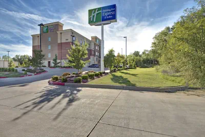 Photo 2 - Holiday Inn Express & Suites Oklahoma City North by IHG