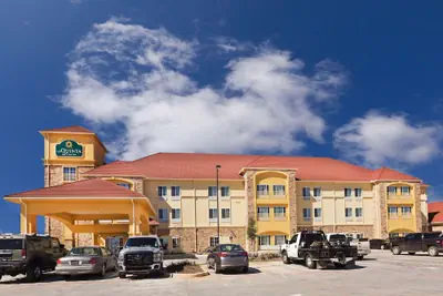 Photo 2 - La Quinta Inn & Suites by Wyndham Floresville