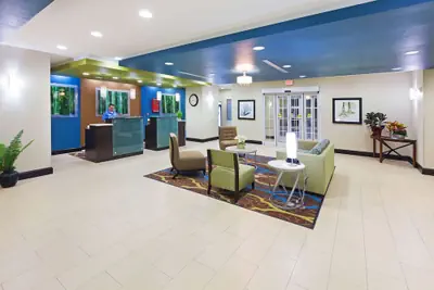 Photo 4 - La Quinta Inn & Suites by Wyndham Floresville