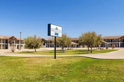 Photo 2 - Eagle's Den Three Rivers Texas a Travelodge by Wyndham
