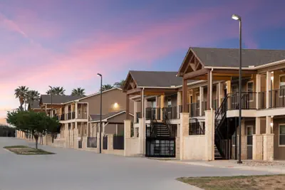 Photo 2 - Eagle's Den Suites Carrizo Springs a Travelodge by Wyndham