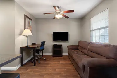 Photo 5 - Eagle's Den Suites Carrizo Springs a Travelodge by Wyndham
