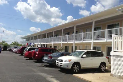 Photo 2 - Kings Arms Motel