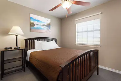 Photo 4 - Eagle's Den Suites Cotulla a Travelodge by Wyndham