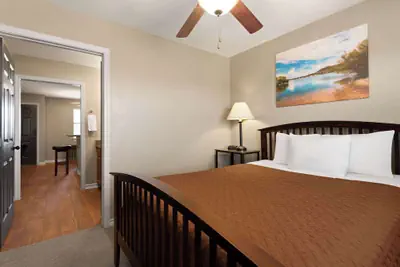 Photo 5 - Eagle's Den Suites Cotulla a Travelodge by Wyndham