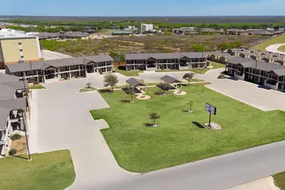 Photo 2 - Eagle's Den Suites Cotulla a Travelodge by Wyndham