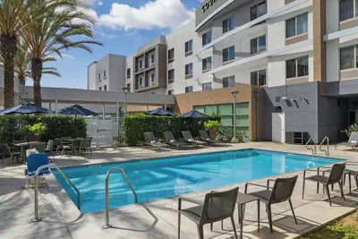 Photo 2 - Courtyard by Marriott Long Beach Airport