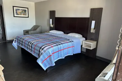Photo 2 - Deluxe INN  Augusta