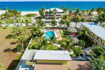 Photo 2 - Oceans Beach Resort