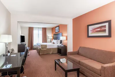 Photo 5 - La Quinta Inn & Suites by Wyndham Tulsa Midtown