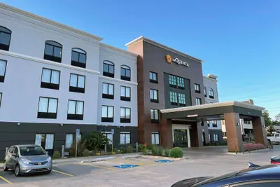 Photo 2 - La Quinta Inn & Suites by Wyndham Tulsa Midtown