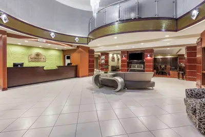 Photo 3 - La Quinta Inn & Suites by Wyndham Tulsa Midtown