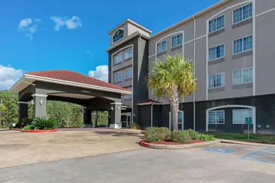 Photo 2 - La Quinta Inn & Suites by Wyndham Leesville Ft. Polk