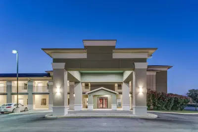 Photo 2 - Super 8 by Wyndham Cotulla TX