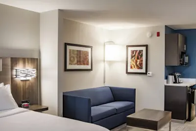 Photo 4 - Holiday Inn Express and Suites Overland Park by IHG