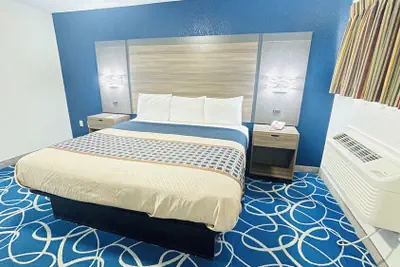Photo 3 - Budget Inn