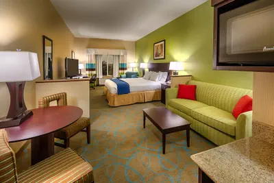 Photo 3 - Holiday Inn Express Hotel & Suites Red Bluff-South Redding by IHG
