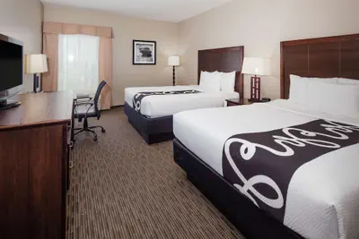 Photo 2 - La Quinta Inn & Suites by Wyndham Inglewood