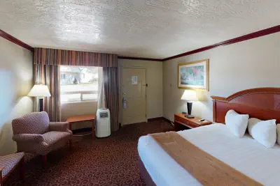 Photo 5 - Red Arrow Inn & Suites, a Travelodge by Wyndham