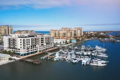 Photo 2 - Courtyard by Marriott Clearwater Beach