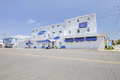 Photo 2 - Surf City Hotel