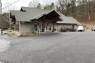 Photo 2 - Carr's Northside Motel and Cottages