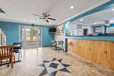 Photo 3 - Days Inn by Wyndham Kenedy/Karnes City