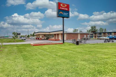 Photo 2 - Suburban Studios Neenah-Appleton