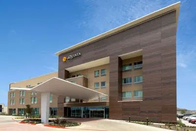 Photo 2 - La Quinta Inn & Suites by Wyndham Round Rock near Kalahari