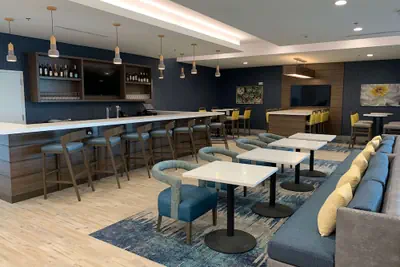 Photo 4 - La Quinta Inn & Suites by Wyndham Round Rock near Kalahari
