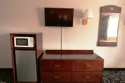 Photo 4 - Economy Inn