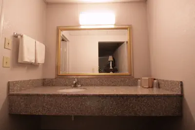 Photo 5 - Economy Inn