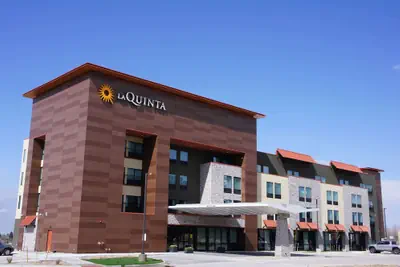 Photo 2 - La Quinta Inn & Suites by Wyndham Littleton/Red Rocks