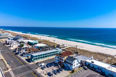 Photo 2 - Boardwalk Sand & Surf Inn Oceanfront