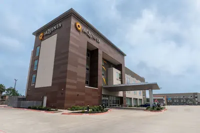 Photo 2 - La Quinta Inn & Suites by Wyndham Corpus Christi Southeast