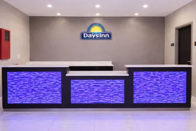 Photo 5 - Days Inn & Suites by Wyndham Tomball Houston NW