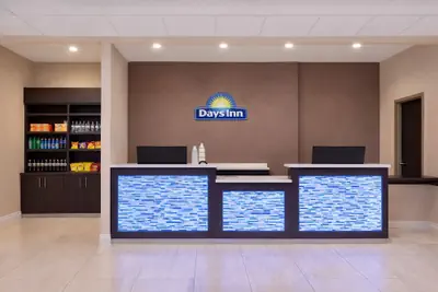 Photo 4 - Days Inn & Suites by Wyndham Tomball Houston NW