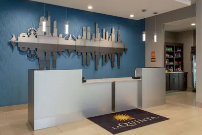 Photo 4 - La Quinta Inn & Suites by Wyndham Shorewood