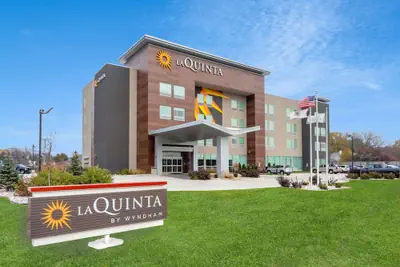 Photo 2 - La Quinta Inn & Suites by Wyndham Shorewood